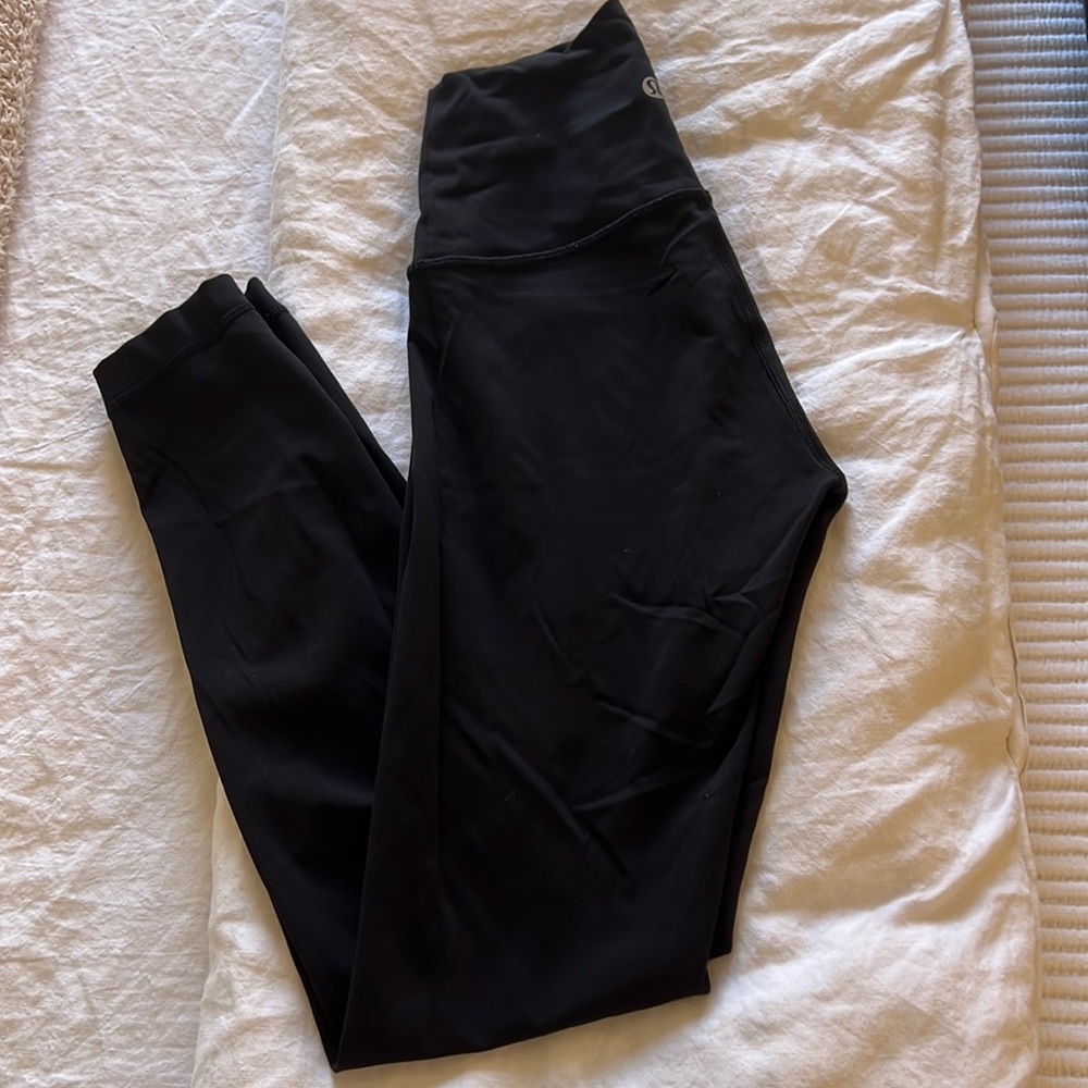 Black lululemon wunder unders size 4 GREAT CONDITION